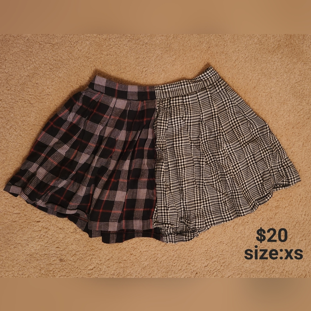 Split pattern pleated skirt